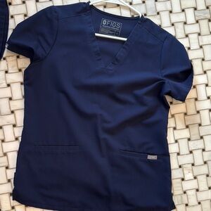 Figs Navy Casma Three Pocket S scrub top EUC